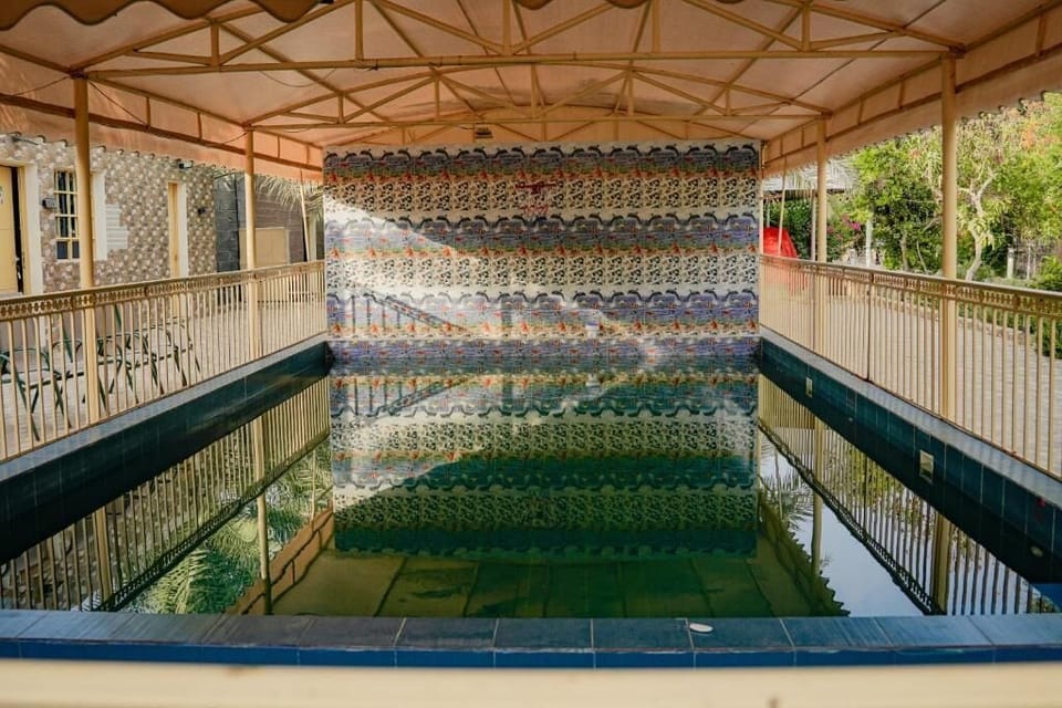 2 outdoor pools