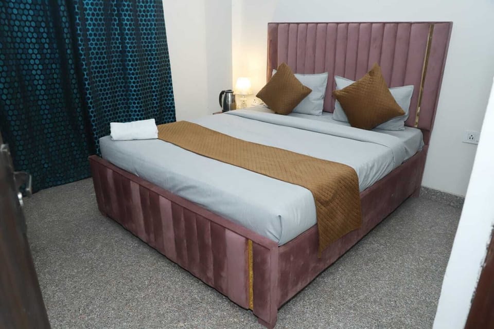 Double Room | Desk, laptop workspace, iron/ironing board, free WiFi