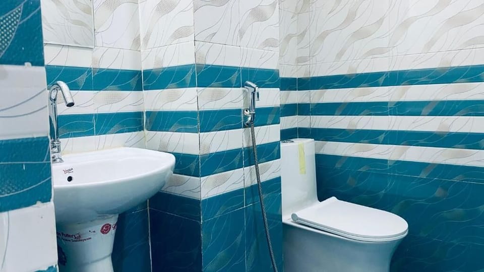 Deluxe Triple Room, City View | Bathroom | Shower, slippers, bidet, towels