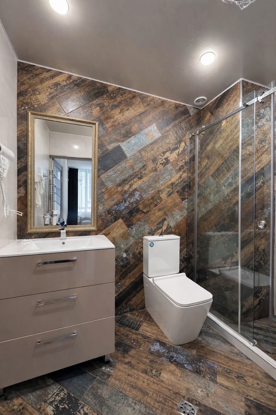 Family Room | Bathroom | Shower, free toiletries, hair dryer, towels