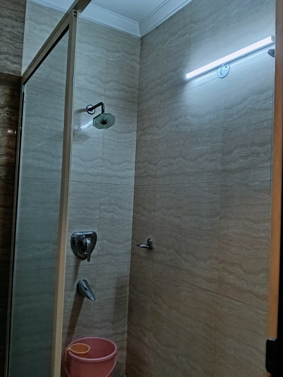 Deluxe Double Room | Bathroom | Combined shower/tub, free toiletries, towels, soap