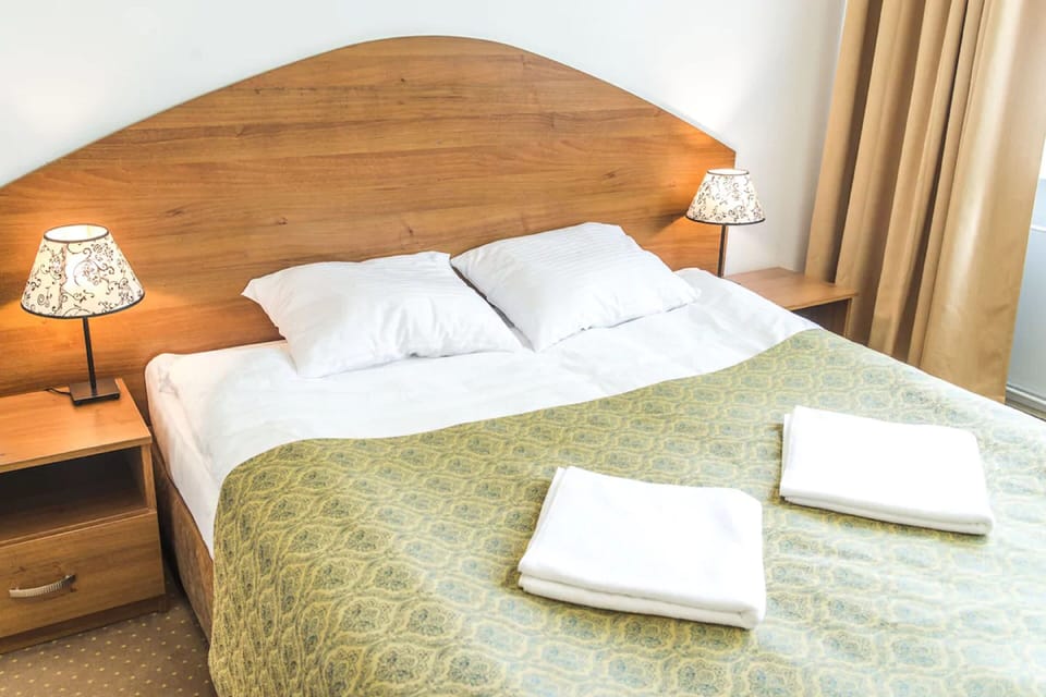 Desk, cribs (surcharge), WiFi (free), bed sheets