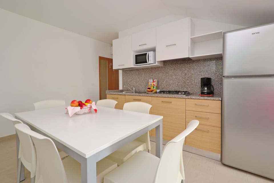 Apartment, 2 Bedrooms, Balcony, City View | Dining room