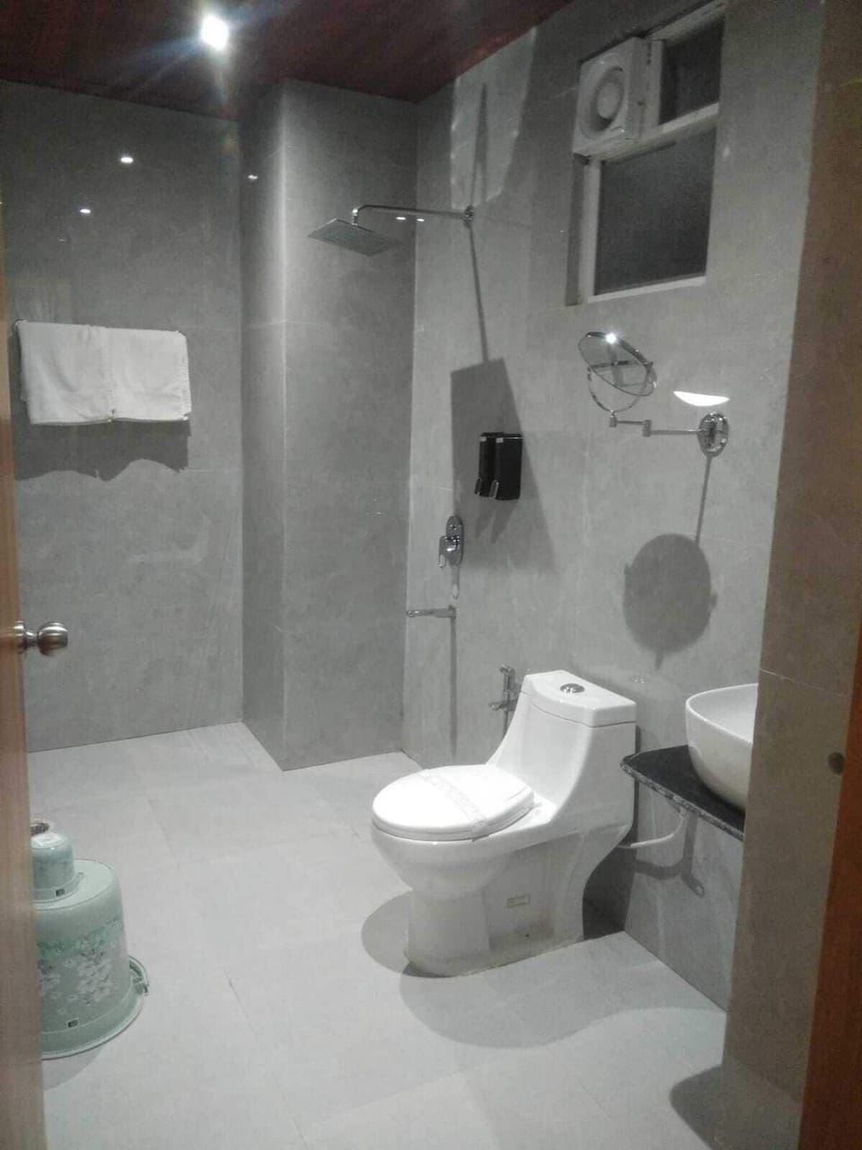 Executive Studio Suite | Desk, laptop workspace, WiFi (free)