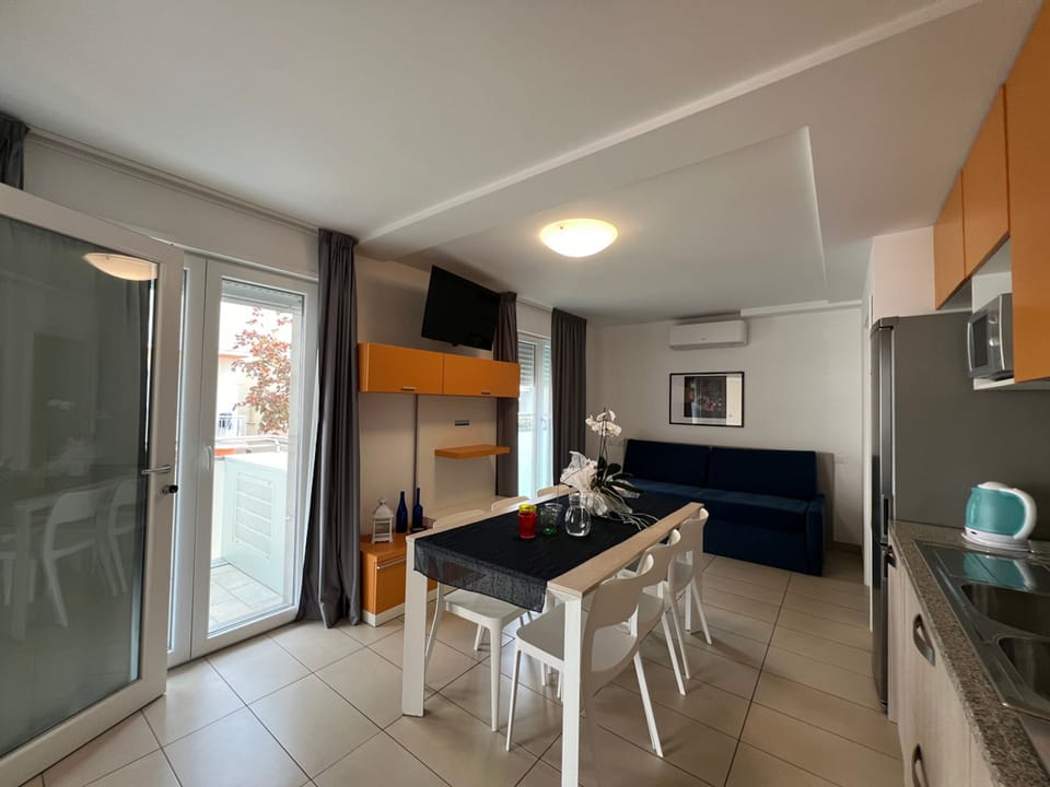 Apartment, 2 Bedrooms, Balcony, City View | Interior