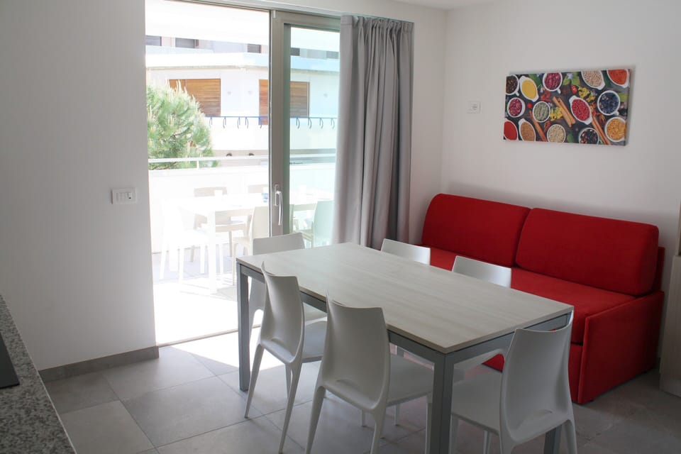 Apartment, 2 Bedrooms, Balcony, City View | Dining room