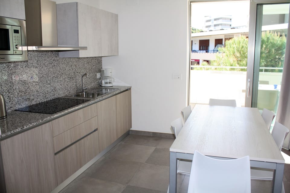 Apartment, 2 Bedrooms, Balcony, City View | Interior