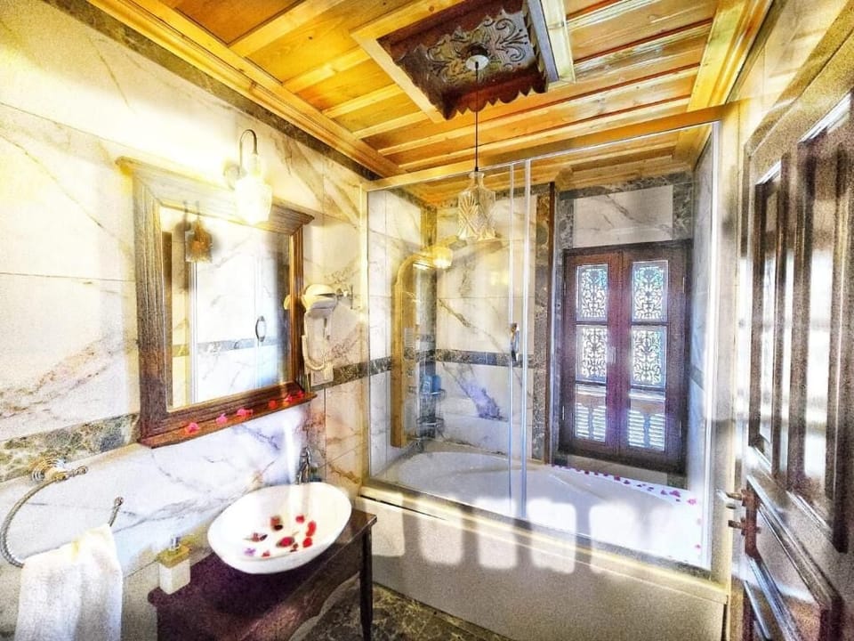 Deluxe Double Room, Mountain View | Bathroom | Bathtub, free toiletries, hair dryer, slippers