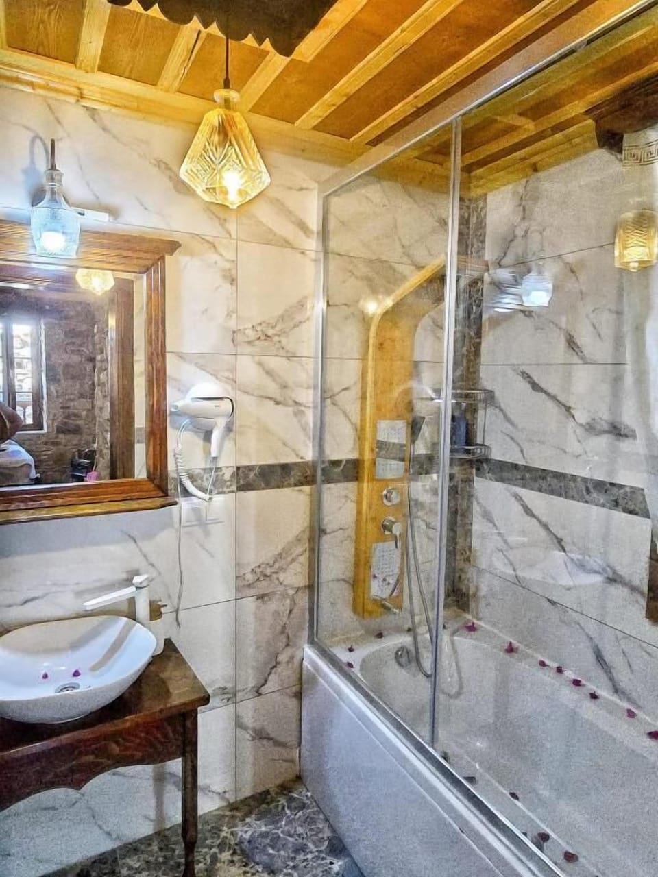 Deluxe Double Room, Mountain View | Bathroom | Bathtub, free toiletries, hair dryer, slippers
