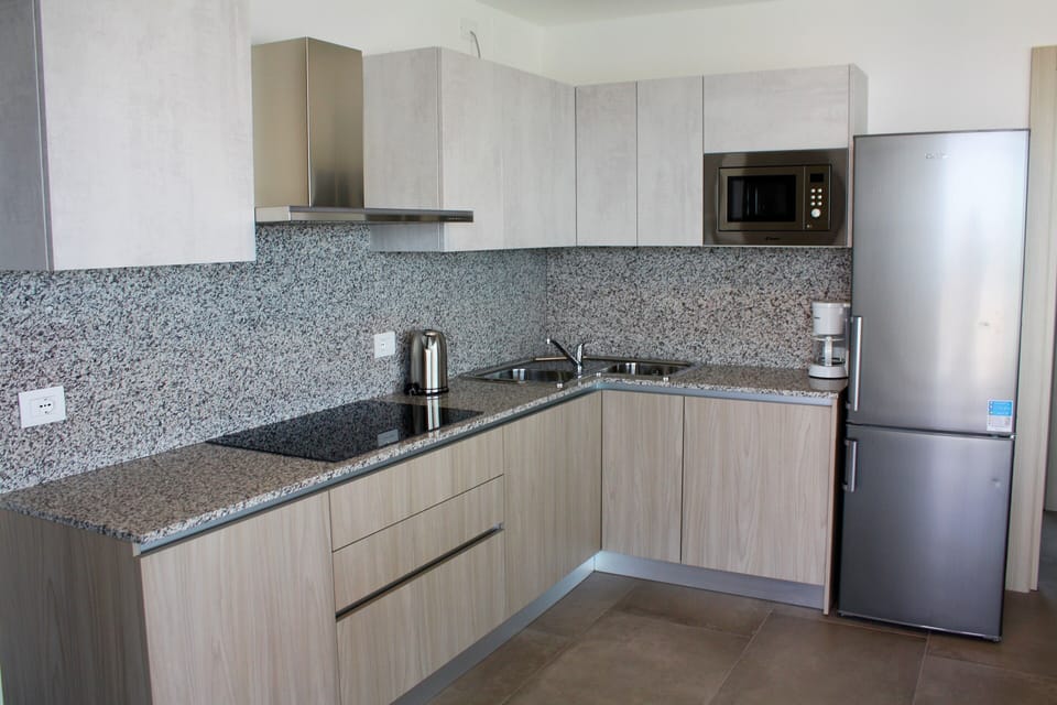 Apartment, 2 Bedrooms, Balcony, City View | Interior
