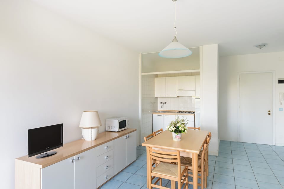 Apartment, 1 Bedroom, Balcony, City View | Dining room