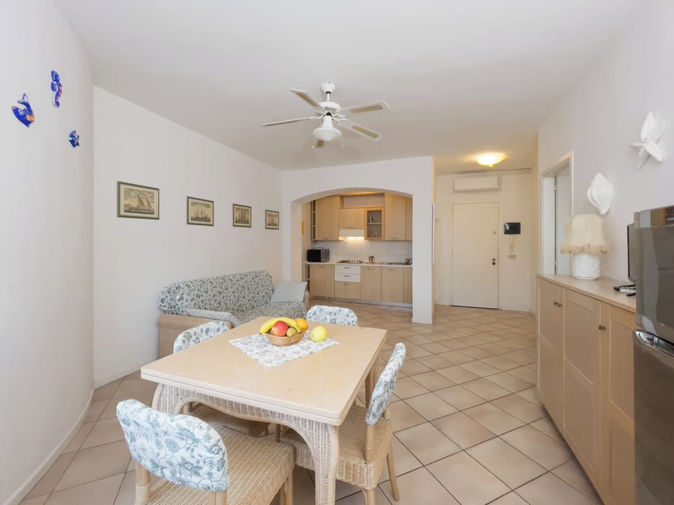 Apartment, 1 Bedroom, Balcony, City View | Dining room