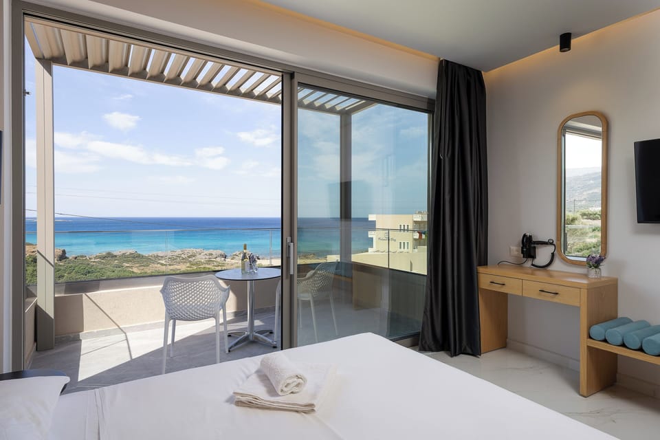 Deluxe Double Room, Sea View, Executive Level | In-room safe, free WiFi