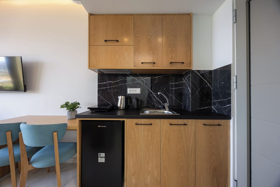 Deluxe Double Room, Sea View, Ground Floor | In-room safe, free WiFi