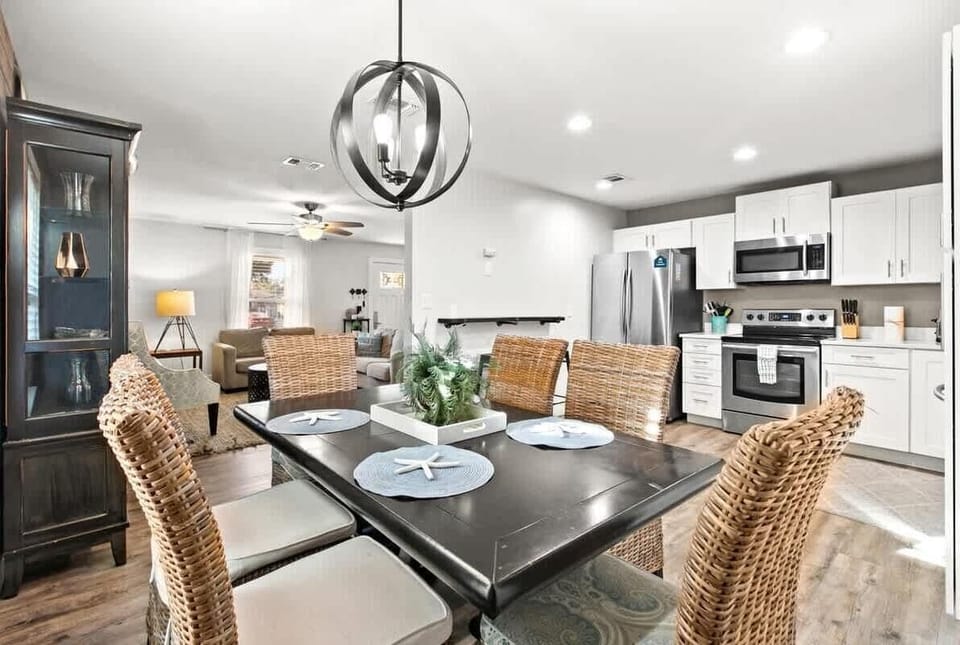 House, Multiple Beds (1 Almost Heaven) | Dining