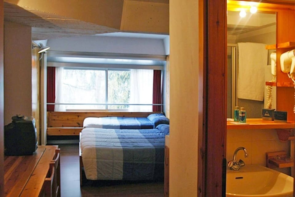 Classic Triple Room | Desk, bed sheets