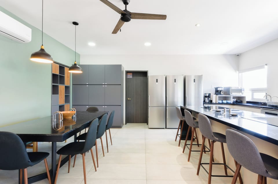 Full-size fridge, microwave, oven, stovetop