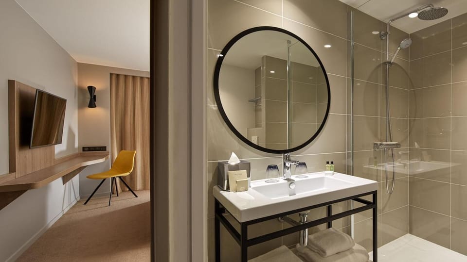 Shower, free toiletries, hair dryer, towels