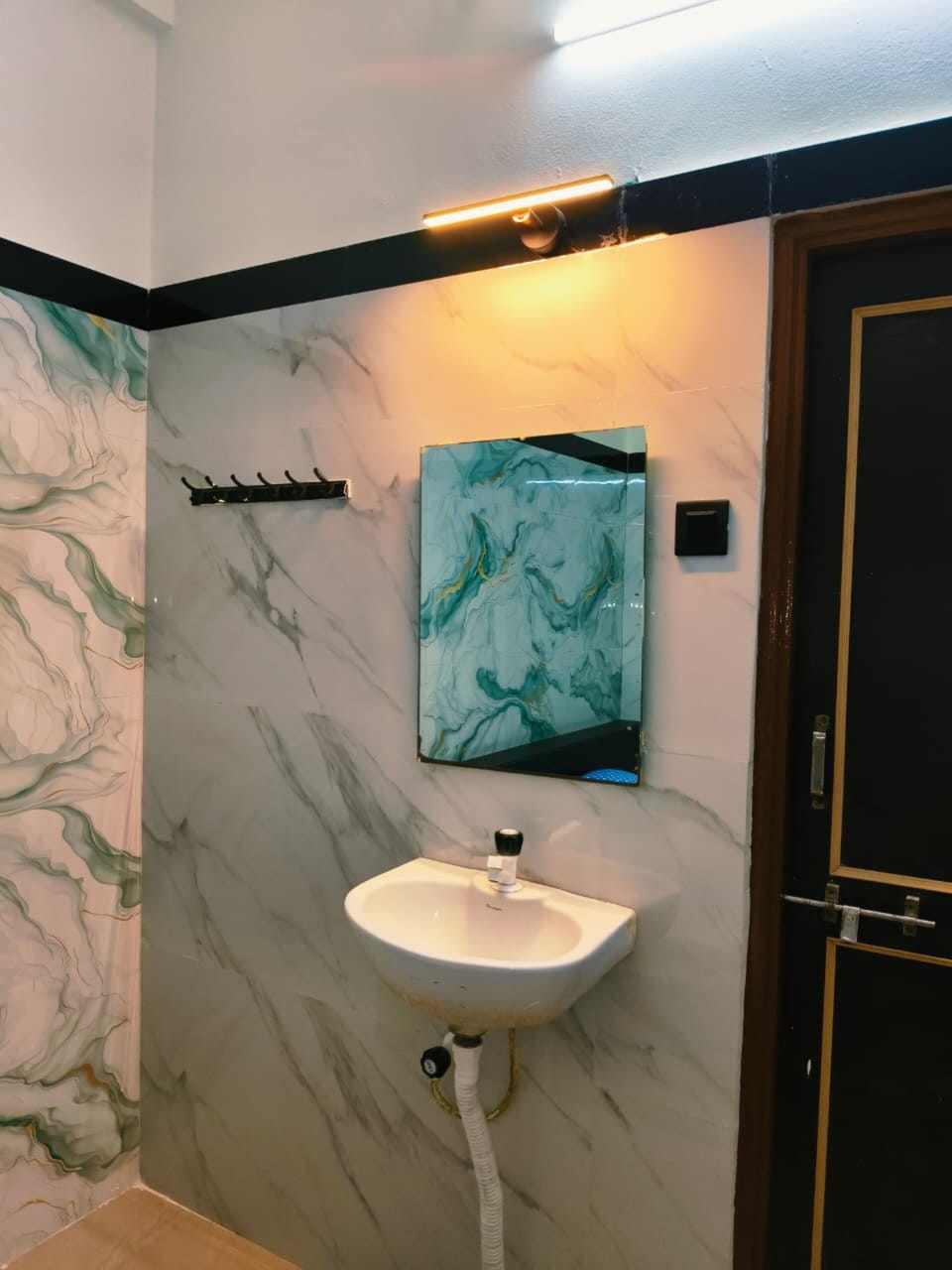 Family Room | Bathroom | Shower, free toiletries, soap, shampoo