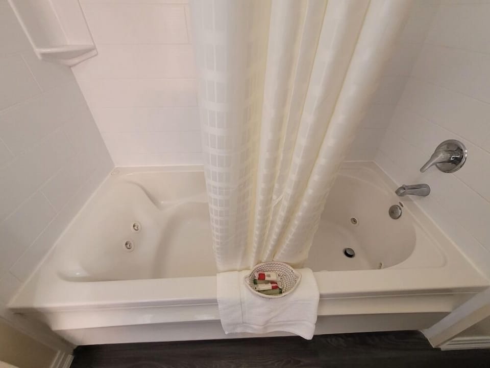 King Room With Whirpool | Bathroom | Hair dryer, towels, soap, shampoo