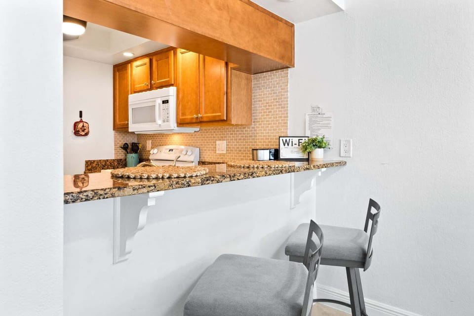 Fridge, microwave, oven, coffee/tea maker