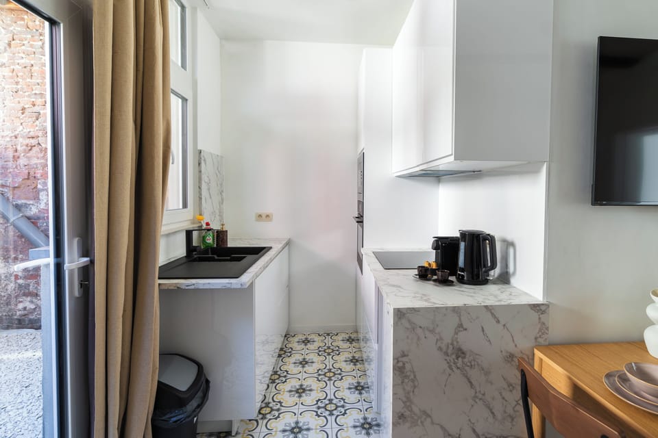 Basic Apartment | Private kitchen | Microwave, oven, stovetop, cookware/dishes/utensils