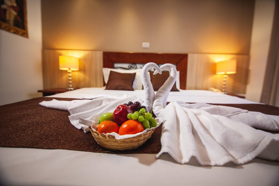 Royal Room, 1 King Bed | Desk, soundproofing, WiFi (free), individually furnished