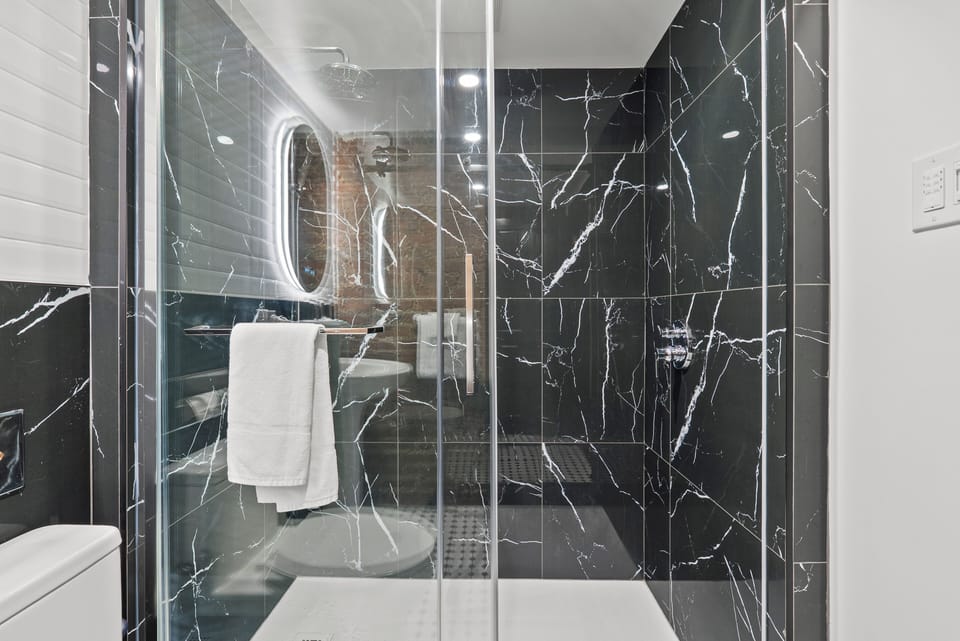 Classic Clos St-Louis - 3rd floor, no elevator | Bathroom | Designer toiletries, hair dryer, bathrobes, towels