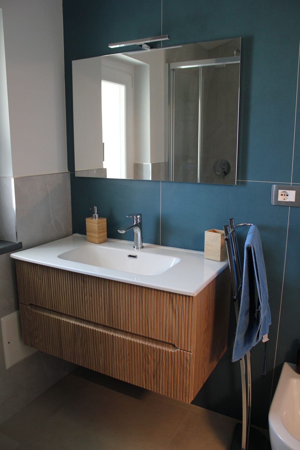 Comfort Double Room, City View (Camera Blu) | Bathroom | Shower, hair dryer, bidet, towels