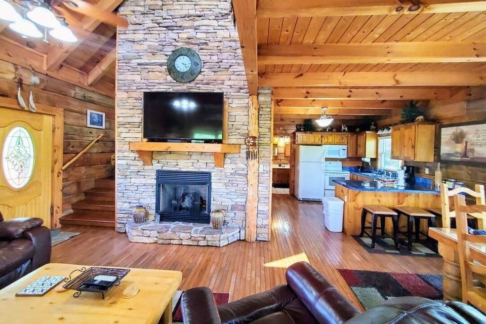 Cabin, 4 Bedrooms | Living area | Smart TV