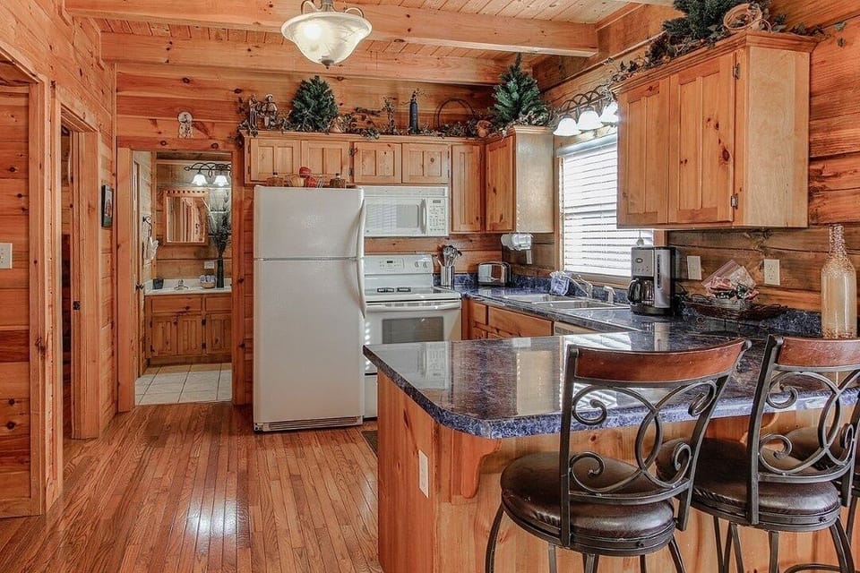 Cabin, 4 Bedrooms | Private kitchen | Coffee/tea maker, fridge, oven, toaster