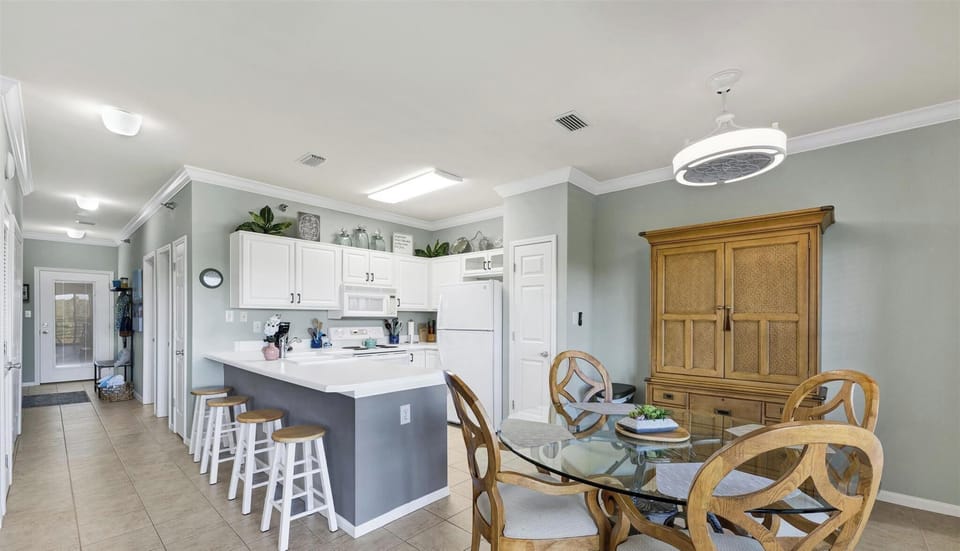 Condo, 2 Bedrooms | Dining