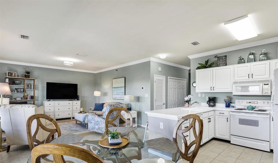 Condo, 2 Bedrooms | Interior