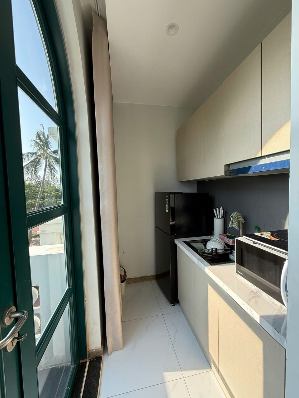Luxury Studio Suite, Beach View | Private kitchen