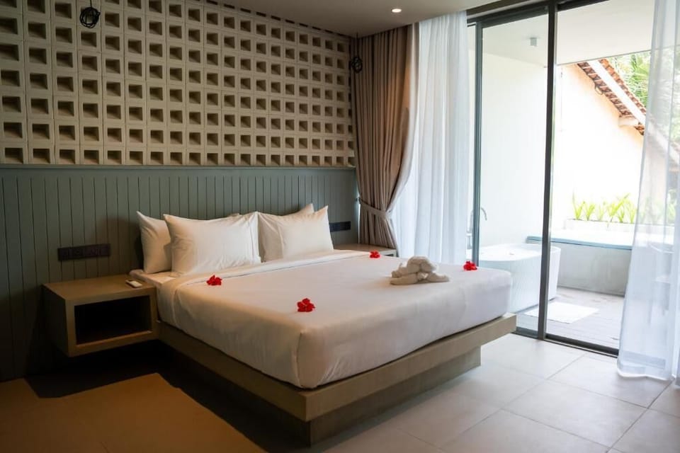 Deluxe Double Room, 1 King Bed, Bathtub, Ocean View | Egyptian cotton sheets, premium bedding, free minibar items