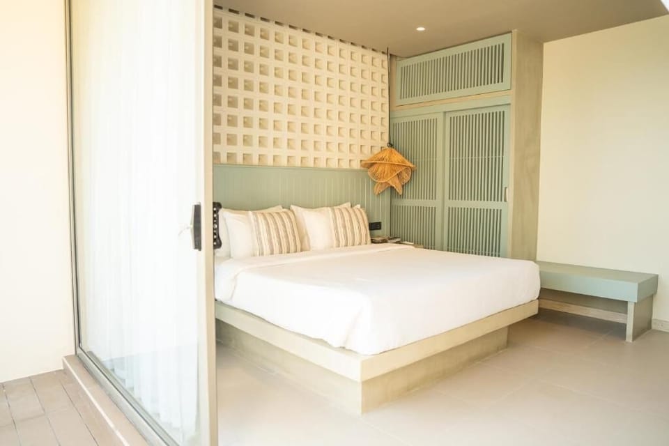 Superior Double Room, 1 King Bed, Balcony, Ocean View | Egyptian cotton sheets, premium bedding, free minibar items