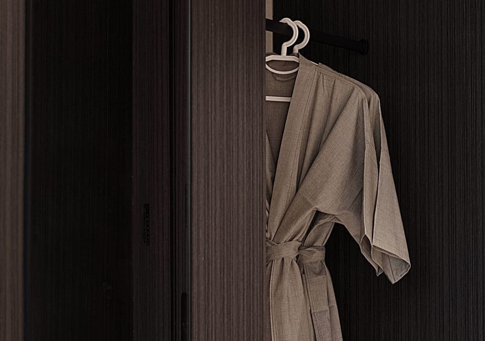 Standard Twin Room, City View | Wardrobe