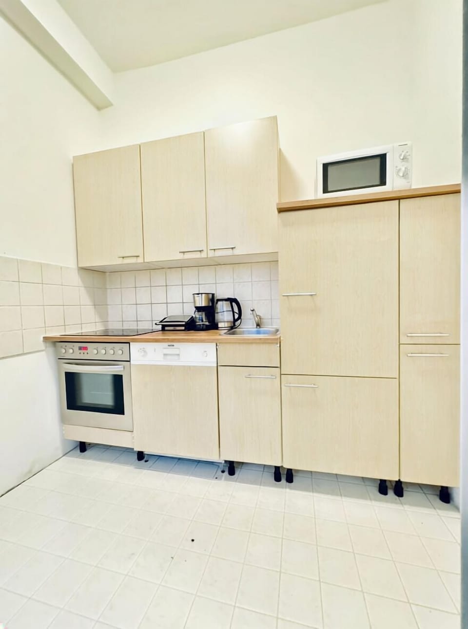 Basic Apartment | Private kitchen | Fridge, microwave, oven, stovetop