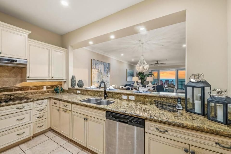 Deluxe Condo, 3 Bedrooms, Beach View, Beachfront | Private kitchen
