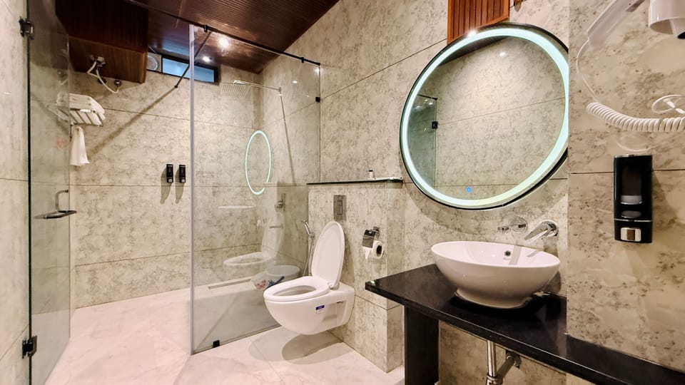 Premium Room | Bathroom | Shower, free toiletries, hair dryer, slippers