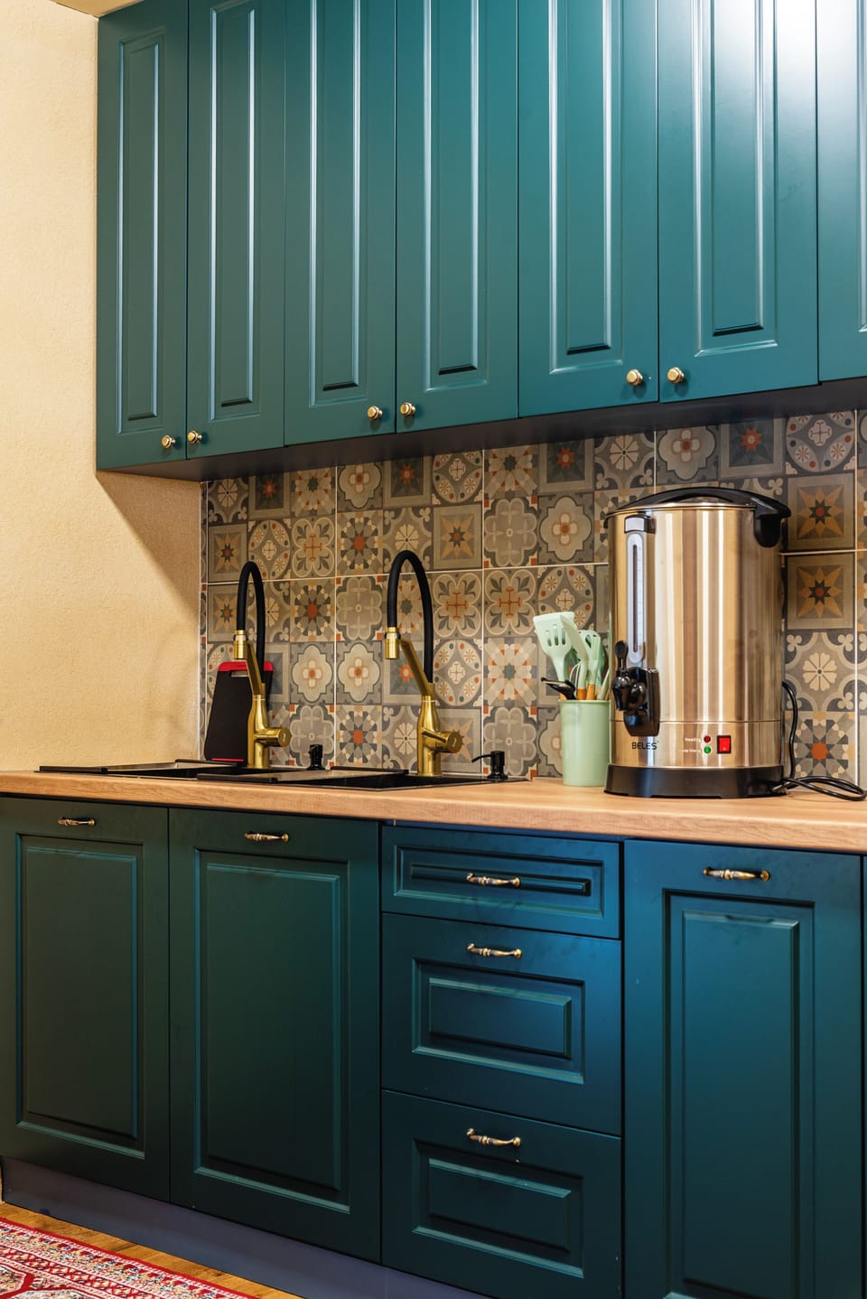 Microwave, oven, stovetop, cookware/dishes/utensils