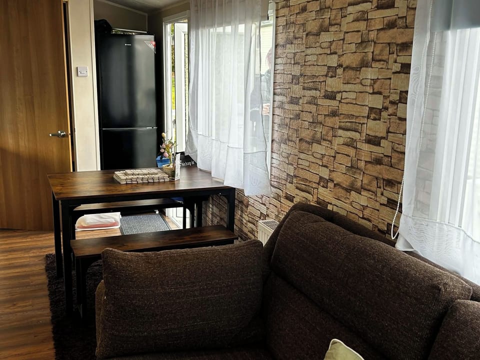 Mobile Home, 3 Bedrooms, Balcony | Living area | Books