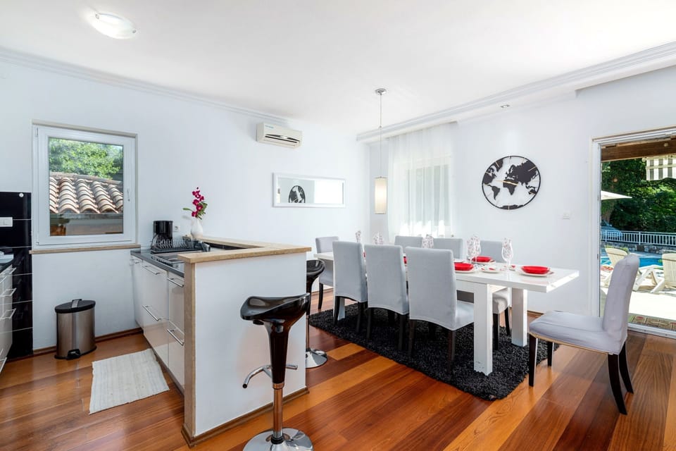 Family House, 4 Bedrooms, Microwave (Villa Ester - Private Pool Escape for) | Dining