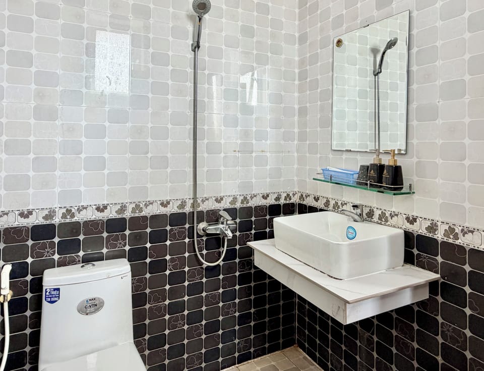 Standard Room | Bathroom | Shower, free toiletries, towels, soap