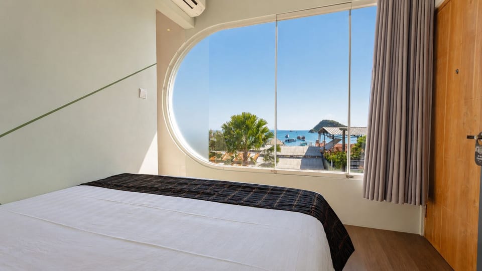 Deluxe Double Room, Sea View | Desk, WiFi (free), bed sheets