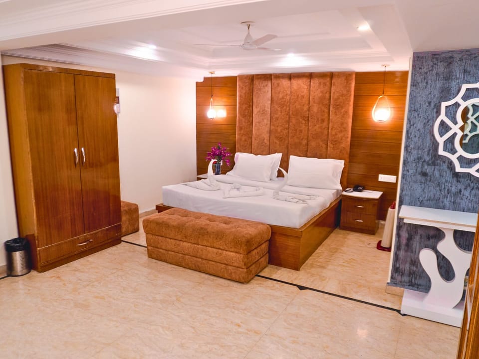 Premium Double Room | Desk, laptop workspace, soundproofing, iron/ironing board