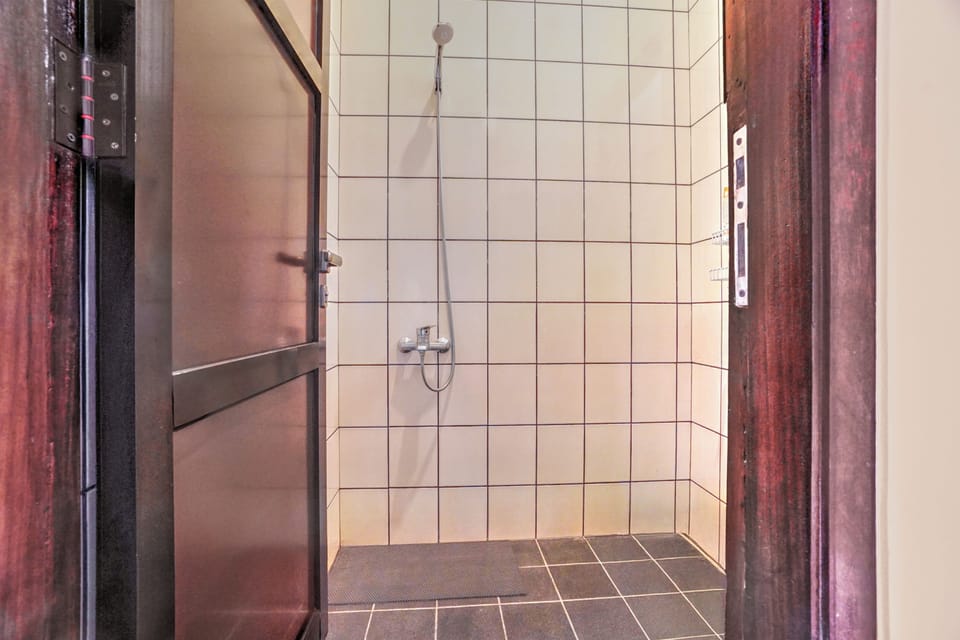 Standard Double Room | Bathroom | Shower