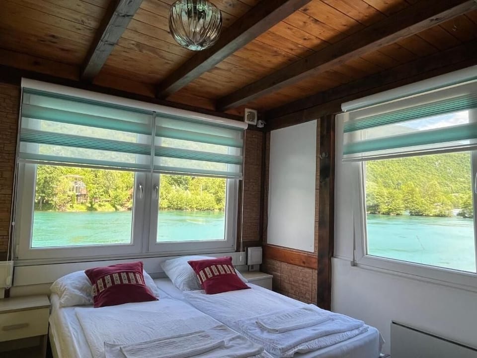 Triple Room, River View | Free WiFi