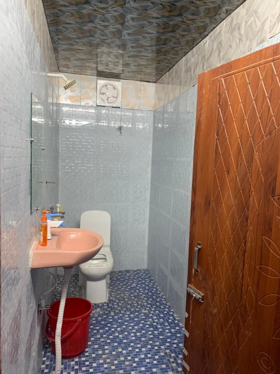 Shower, free toiletries