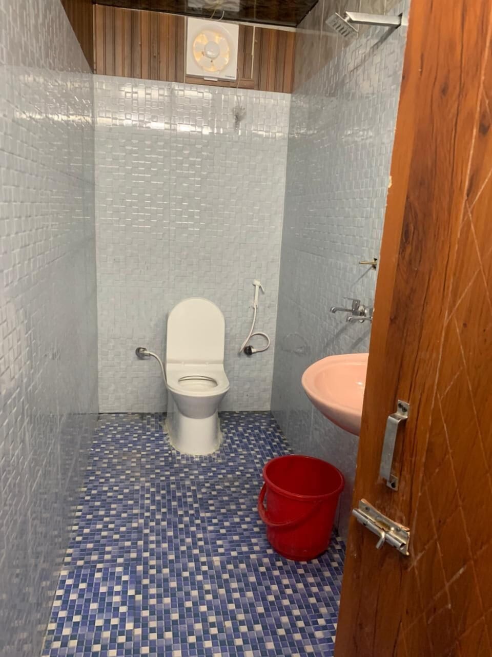Shower, free toiletries